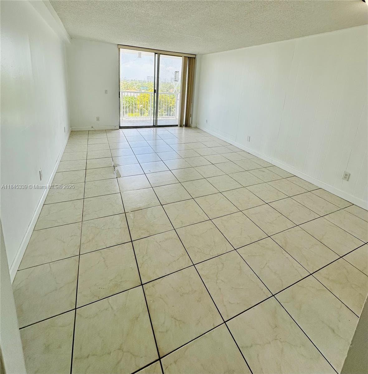 2020 NE 135th St 807 photo 6