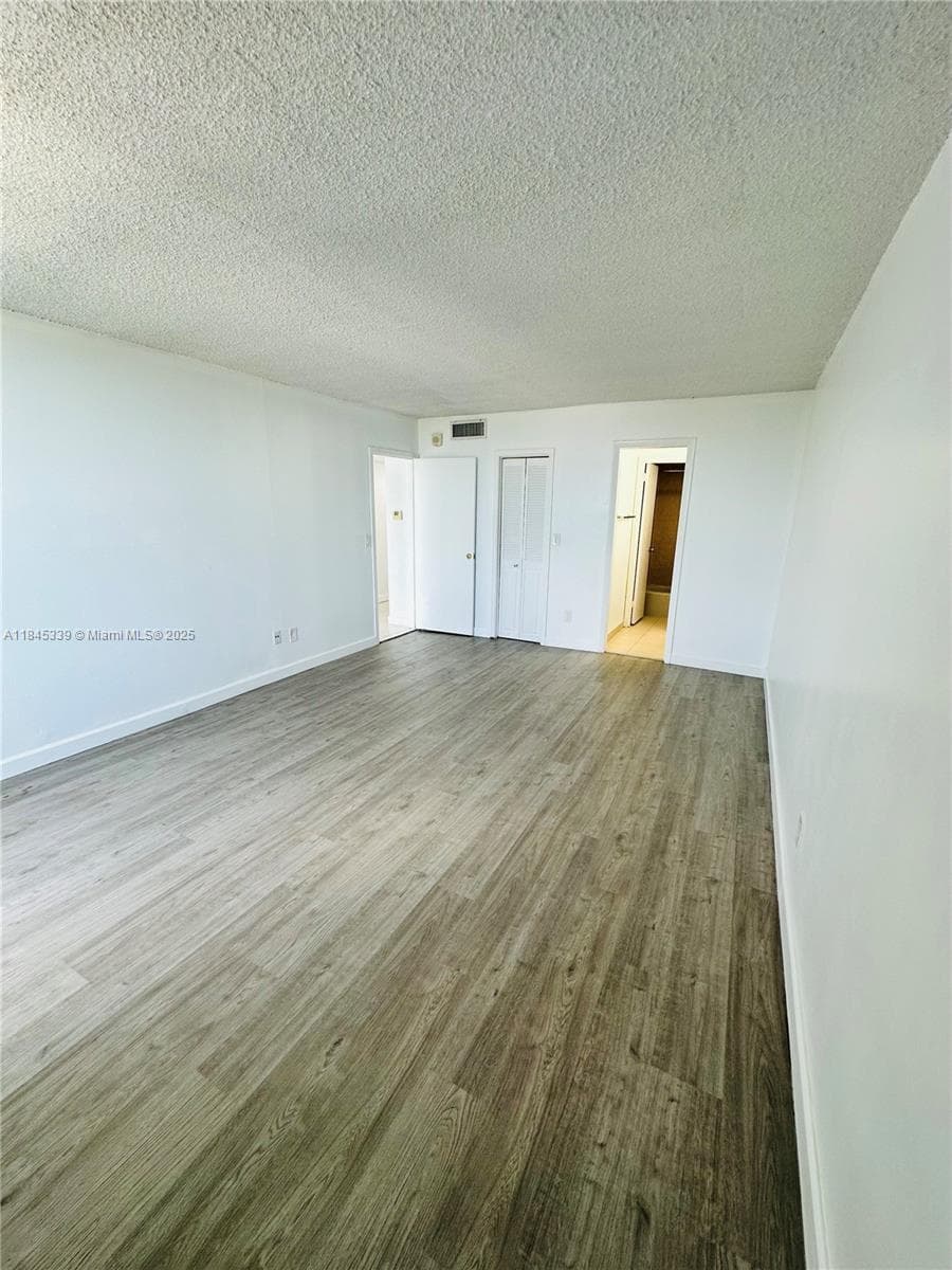 2020 NE 135th St 807 photo 9