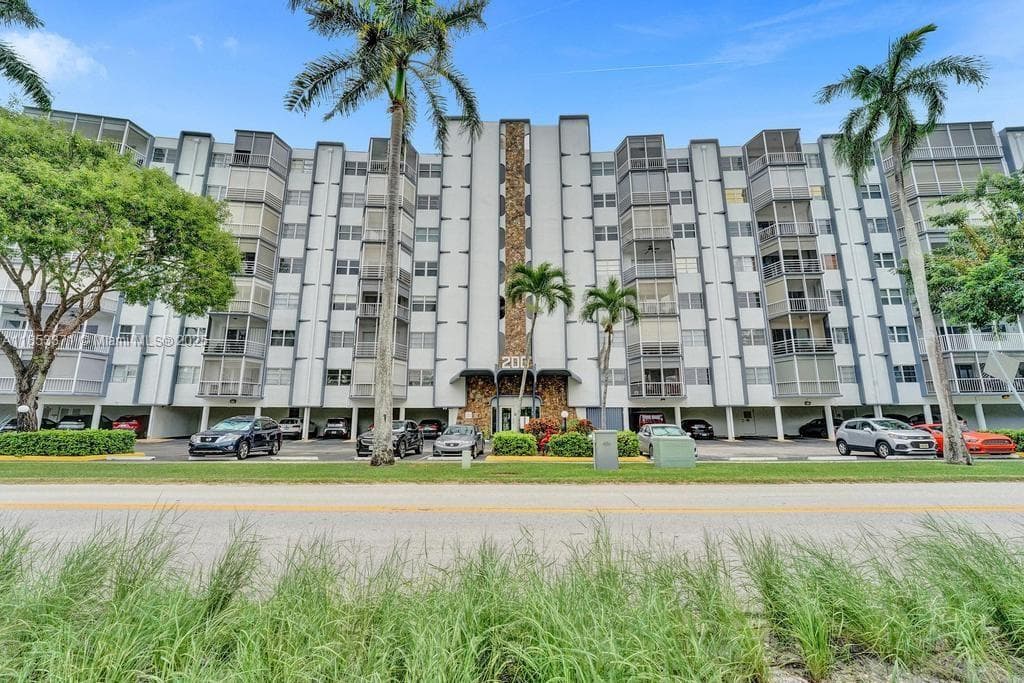 200 Diplomat Pkwy 423 photo 6