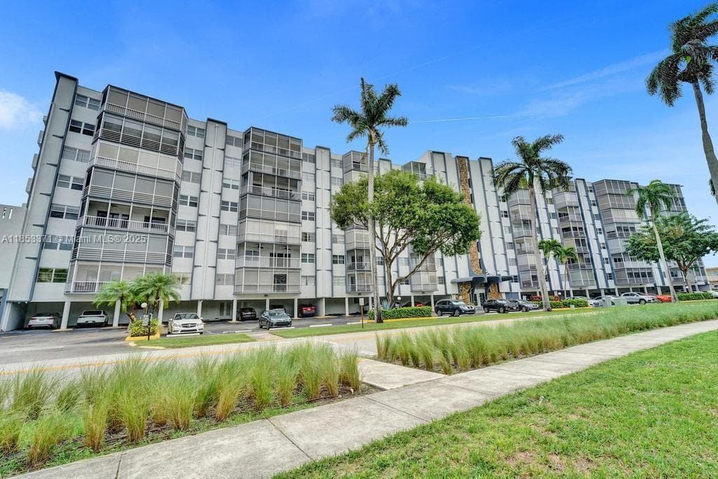 200 Diplomat Pkwy 423 photo 8
