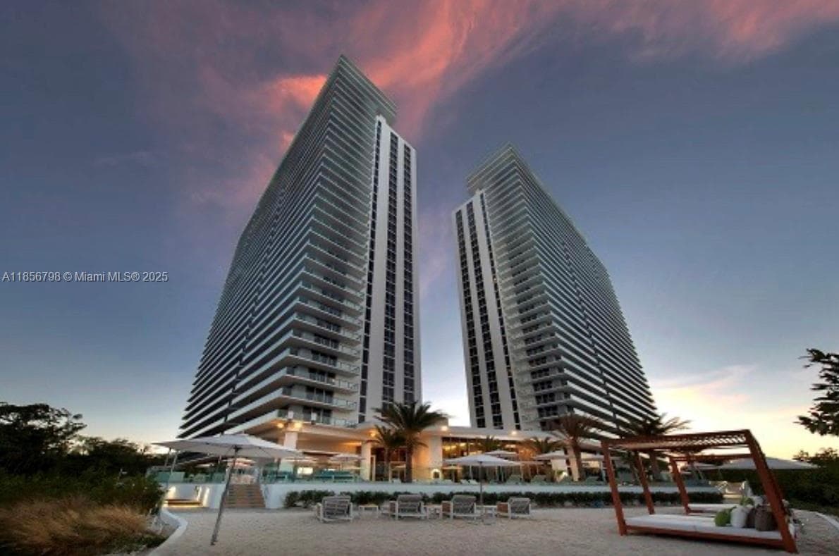 16385 Biscayne Blvd 2720 photo 1