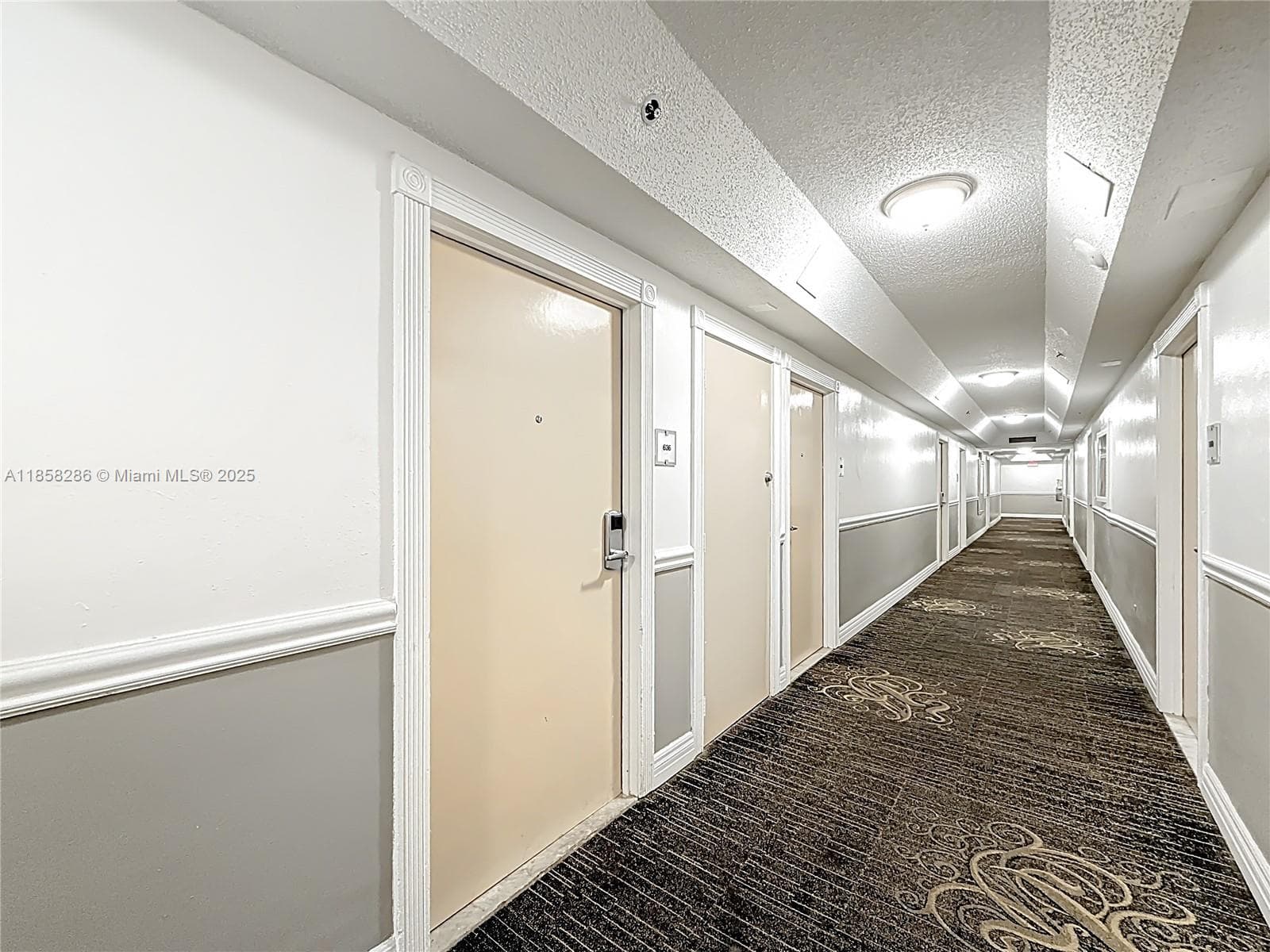 19201 Collins Ave 636 photo 3