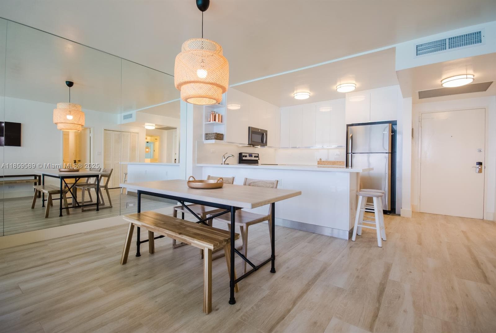 5601 Collins Ave 1204 photo 2