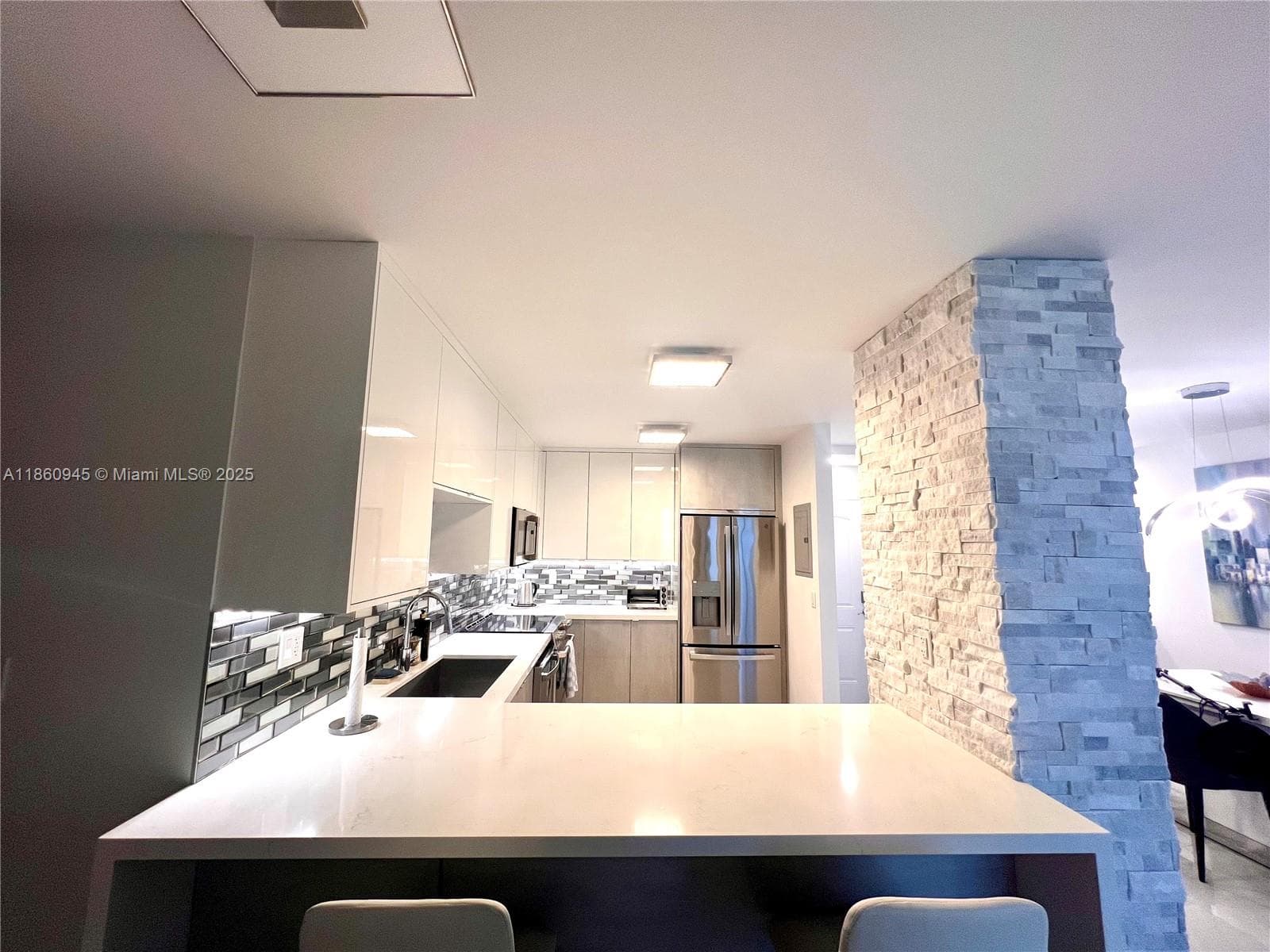 100 Bayview Dr 1524 photo 3