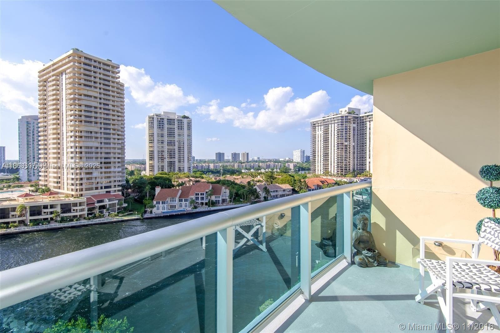 19390 Collins Ave 1121 photo 2