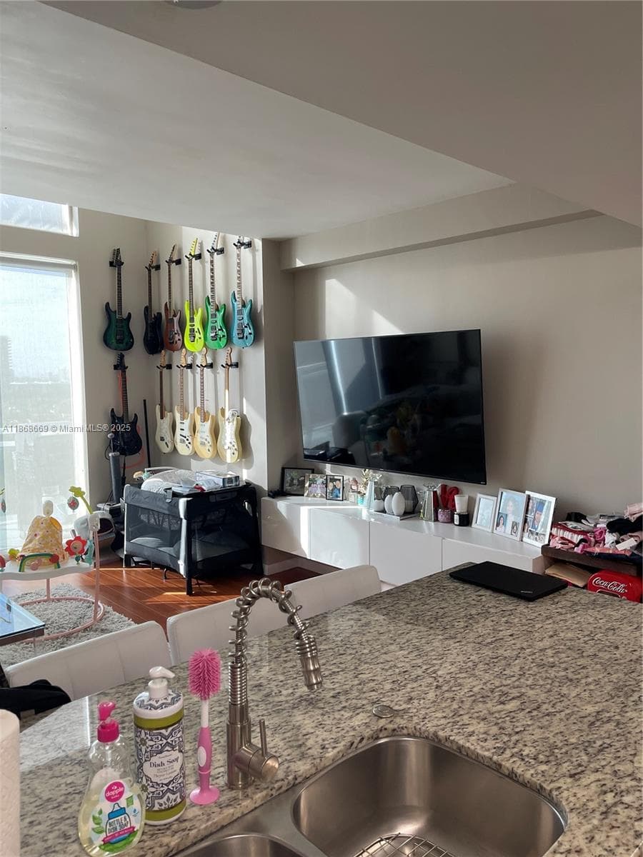3000 NE 188th St 706 photo 3