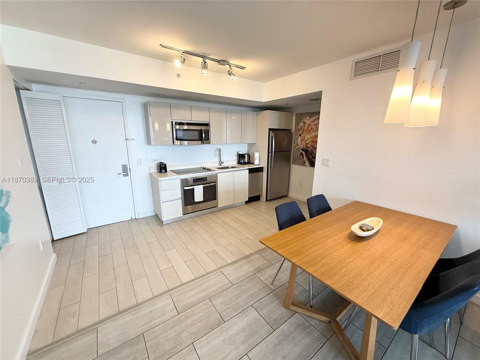 2602 Hallandale Beach Blvd R2510 photo 4