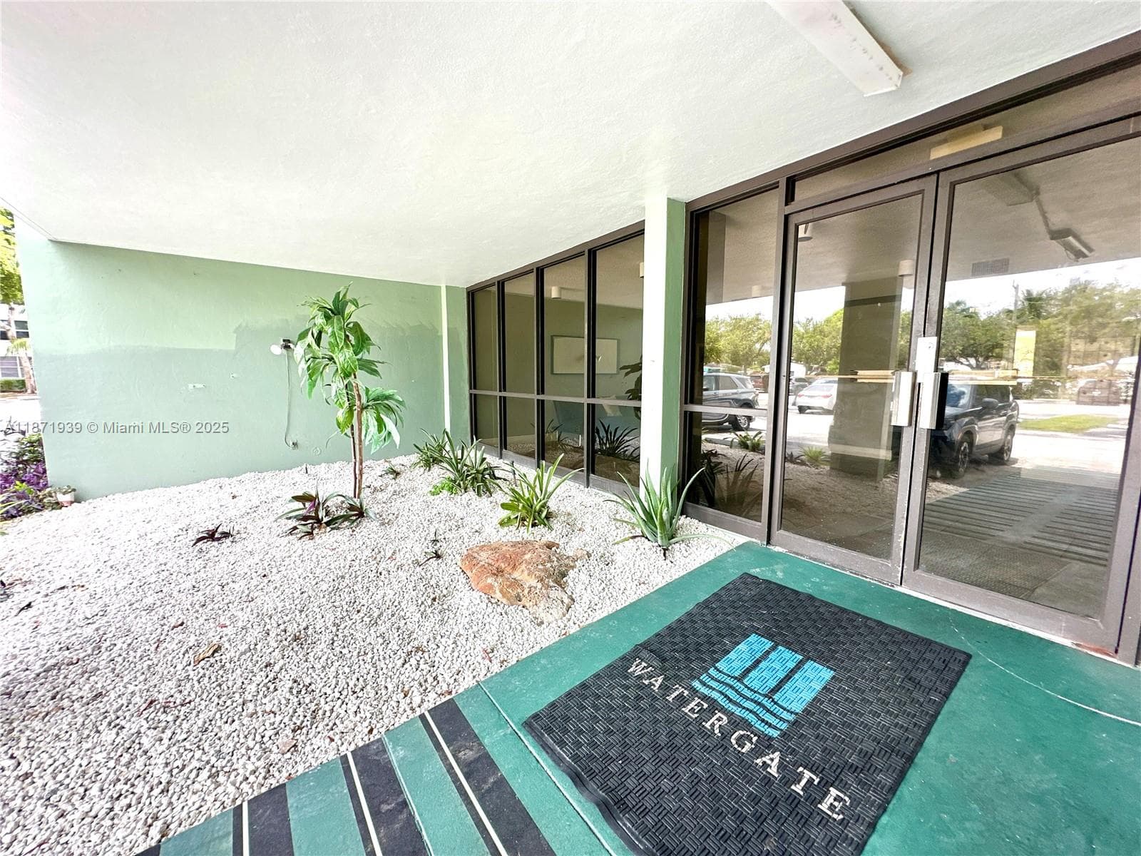 2771 Taft St 302 photo 4