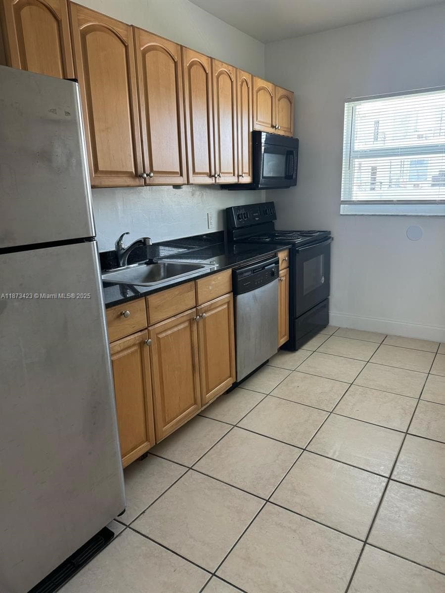 7207 Bay Dr 6 photo 2