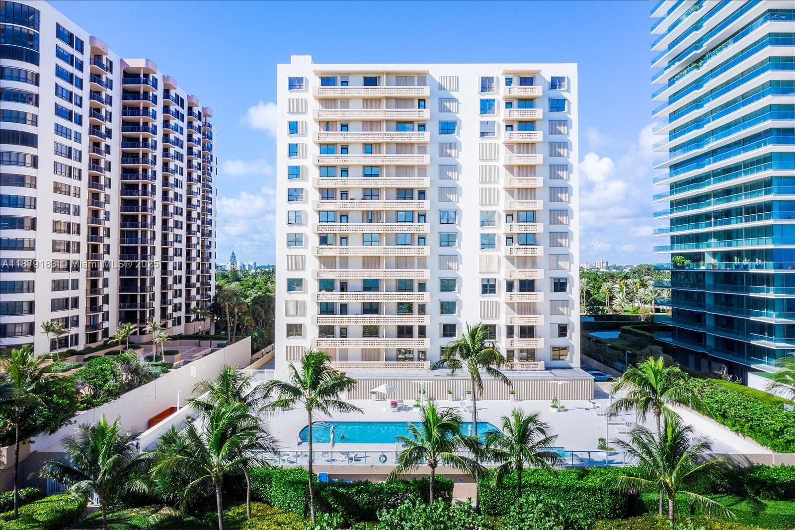 10185 Collins Ave 917 photo 1