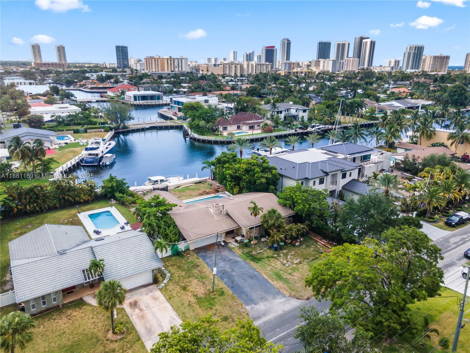 496 Holiday Dr photo 10
