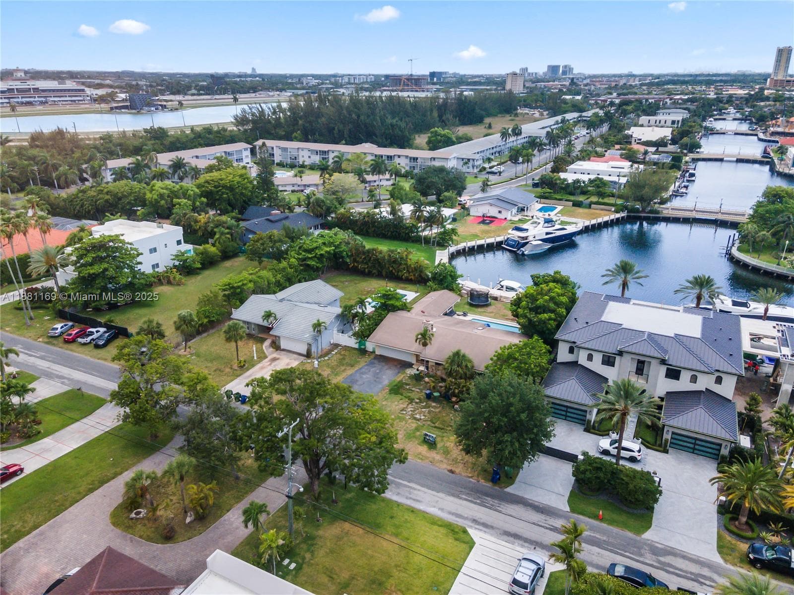 496 Holiday Dr photo 11