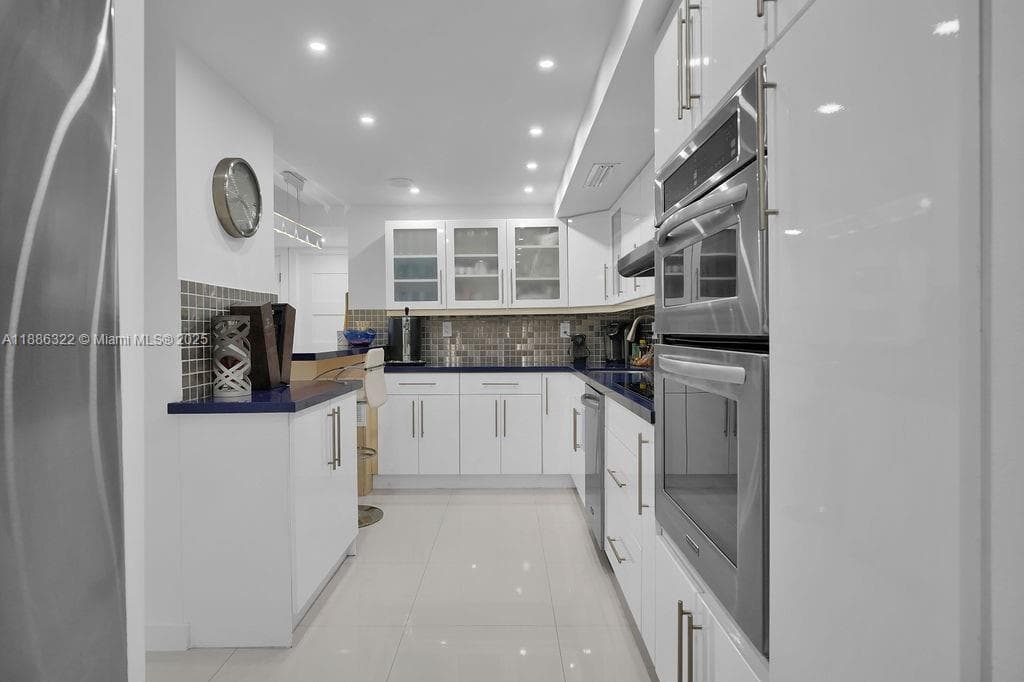 6039 Collins Ave 1126 photo 9