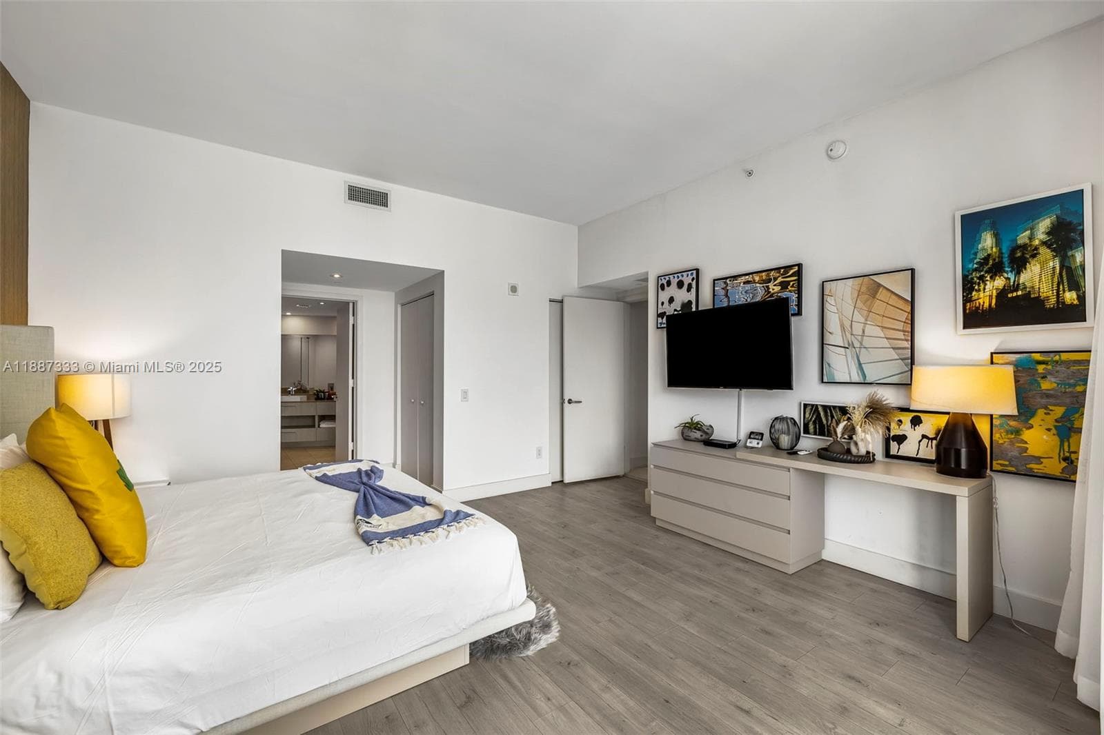 4111 Ocean Dr LPH1 photo 12