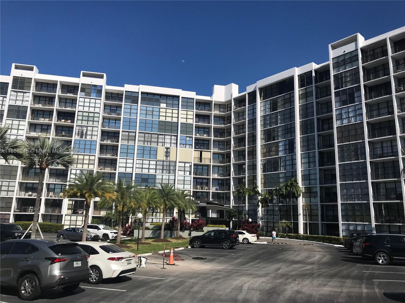 1000 Parkview Dr 627 photo 3