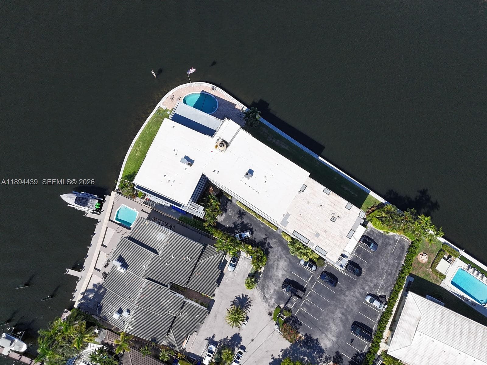 1201 Riverside Dr 301 photo 20