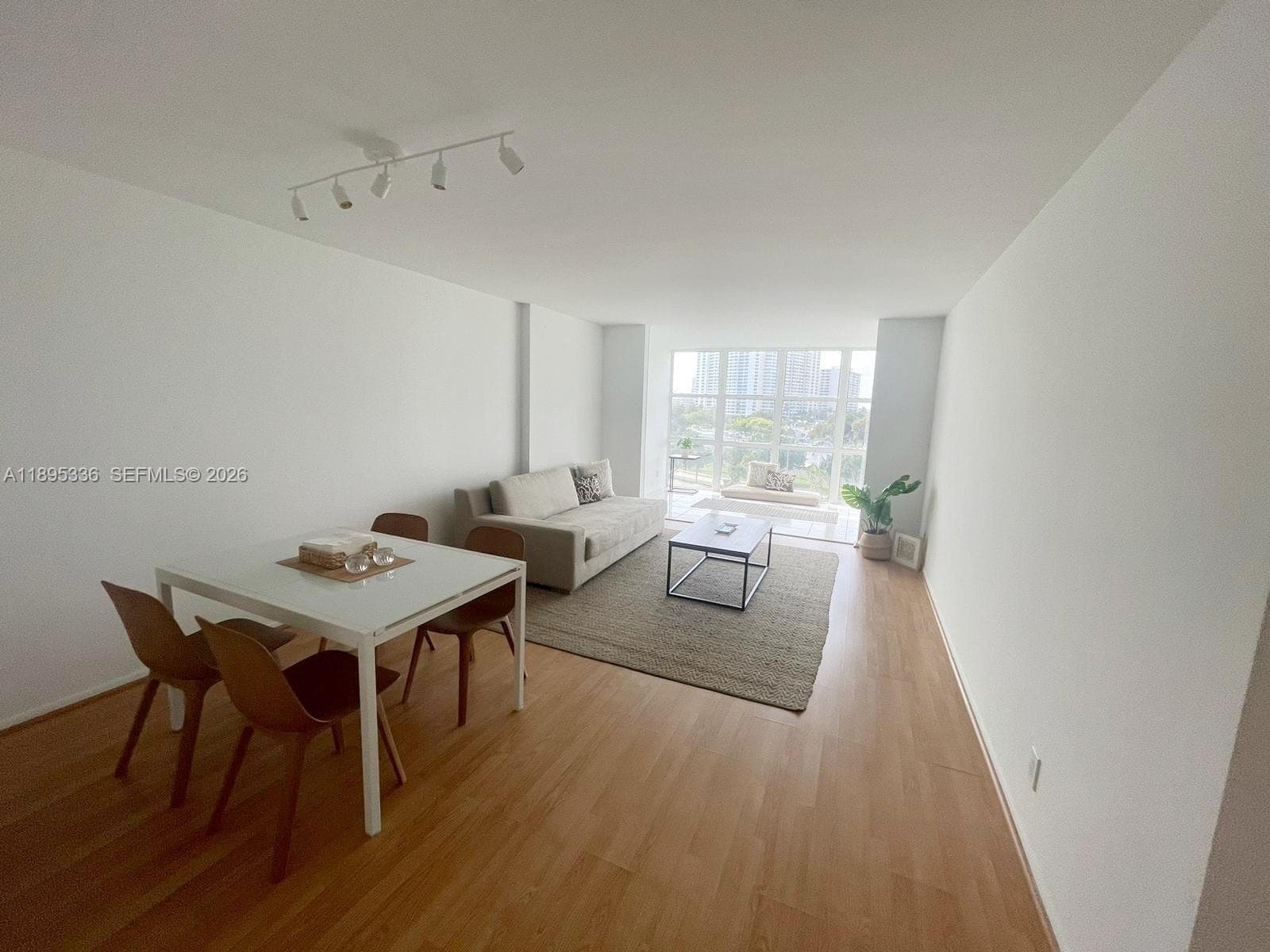 800 Parkview Dr 605 photo 2