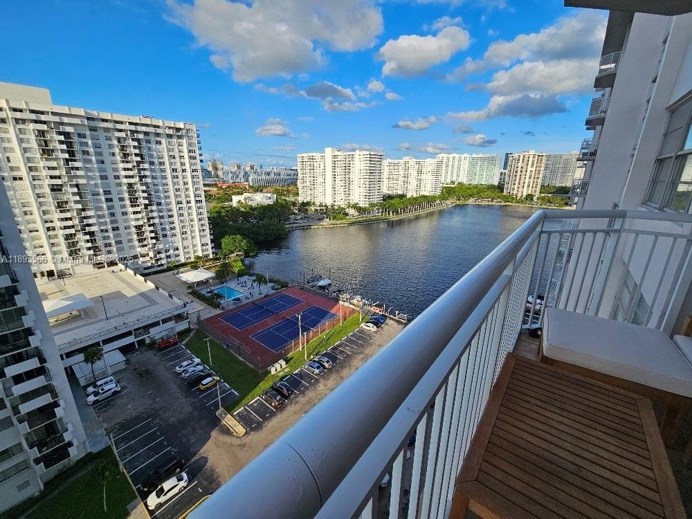 18061 Biscayne Blvd 1602 photo 17