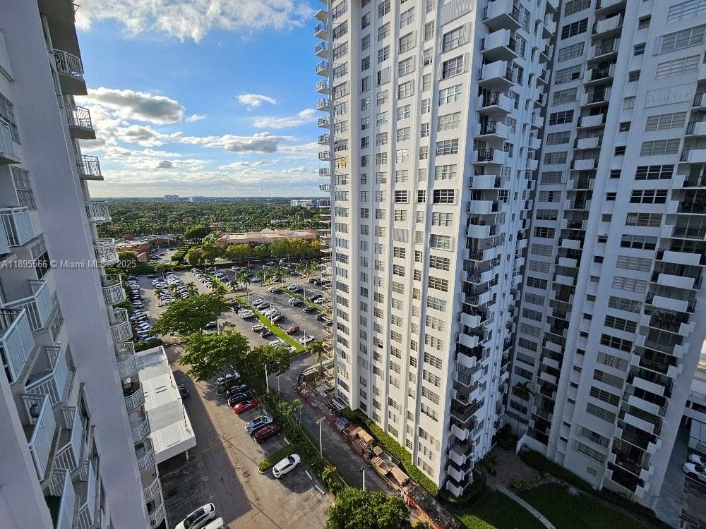 18061 Biscayne Blvd 1602 photo 19