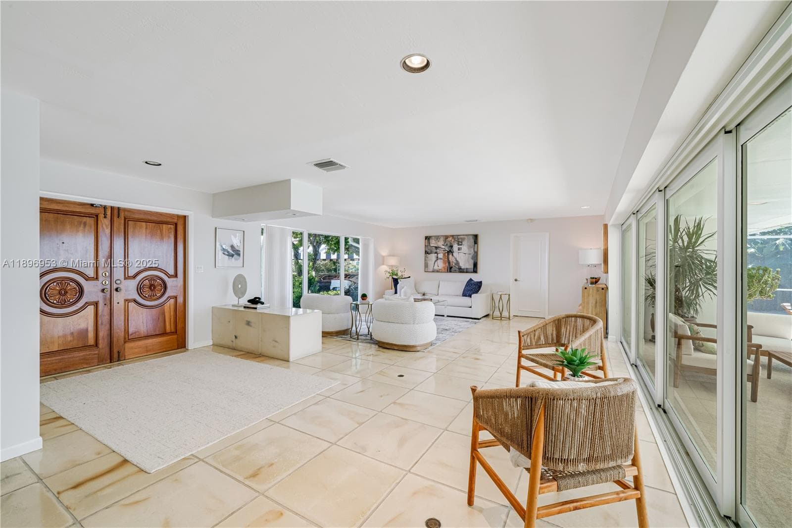 640 Mashta Dr photo 9