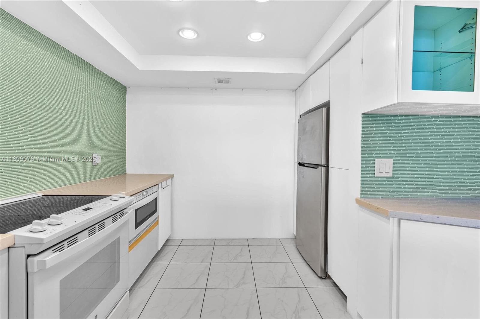 2425 Presidential Way 2003 photo 15