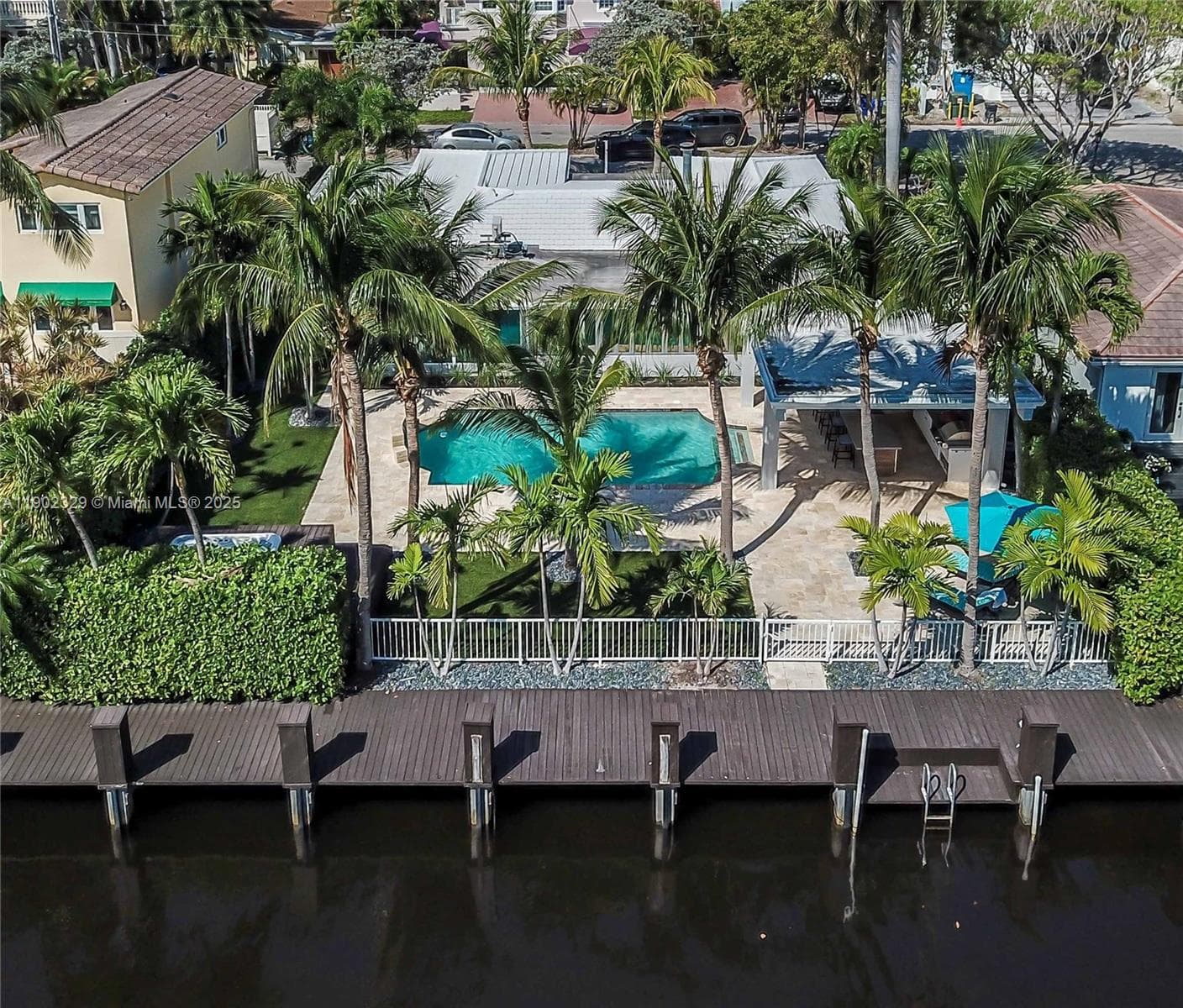 404 Coconut Isle Dr photo 1