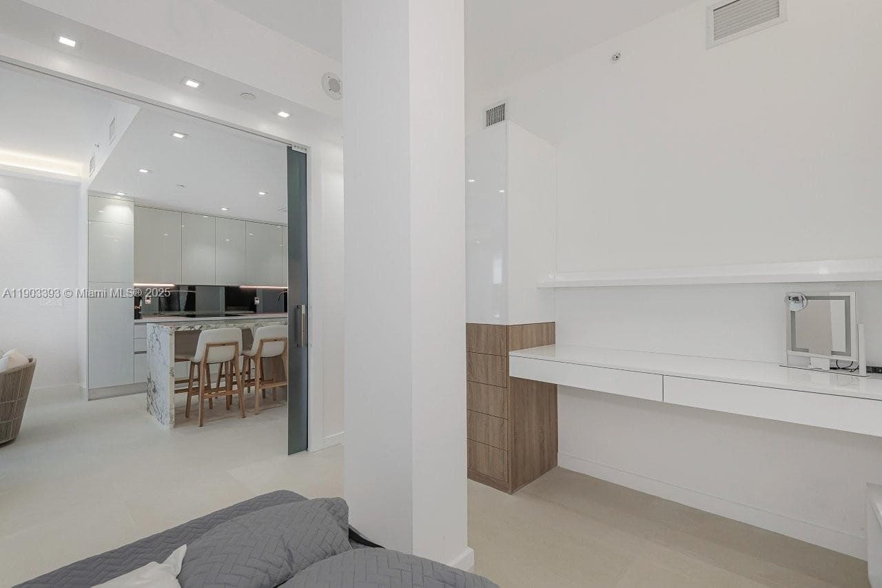 2301 Collins Ave PH20 photo 24