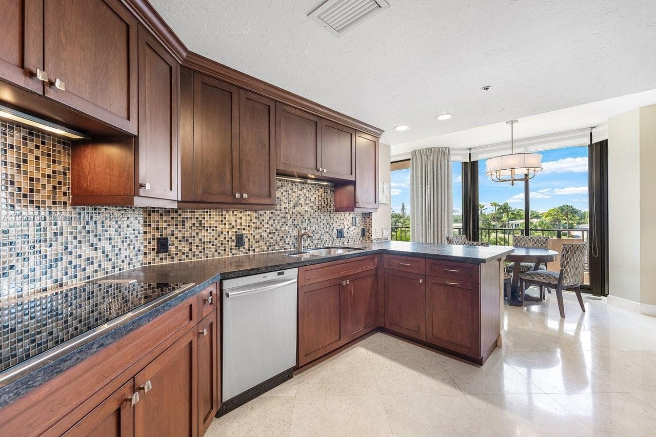 530 Ocean Dr 405 photo 15