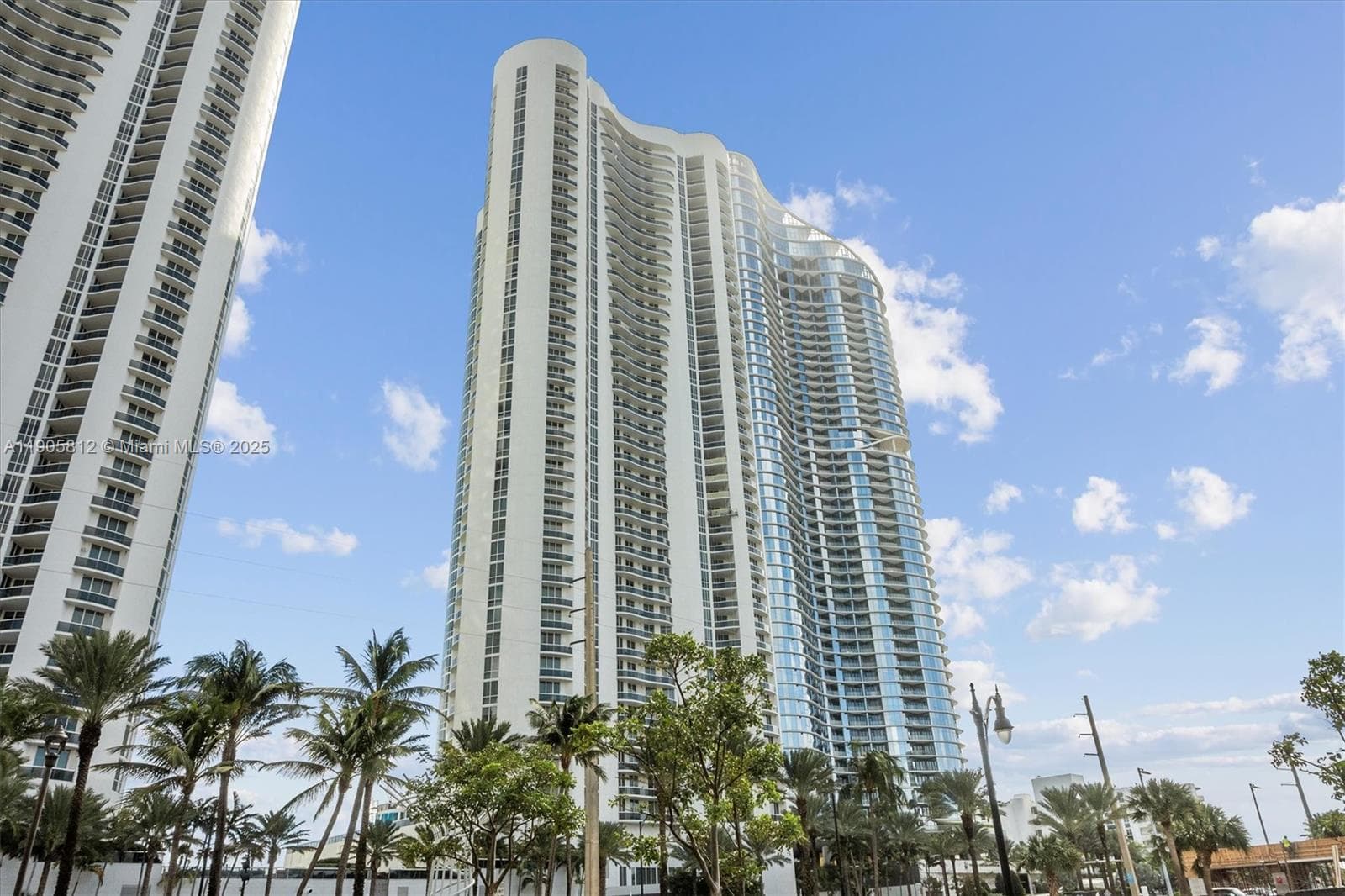 15811 Collins Ave 3405 photo 4