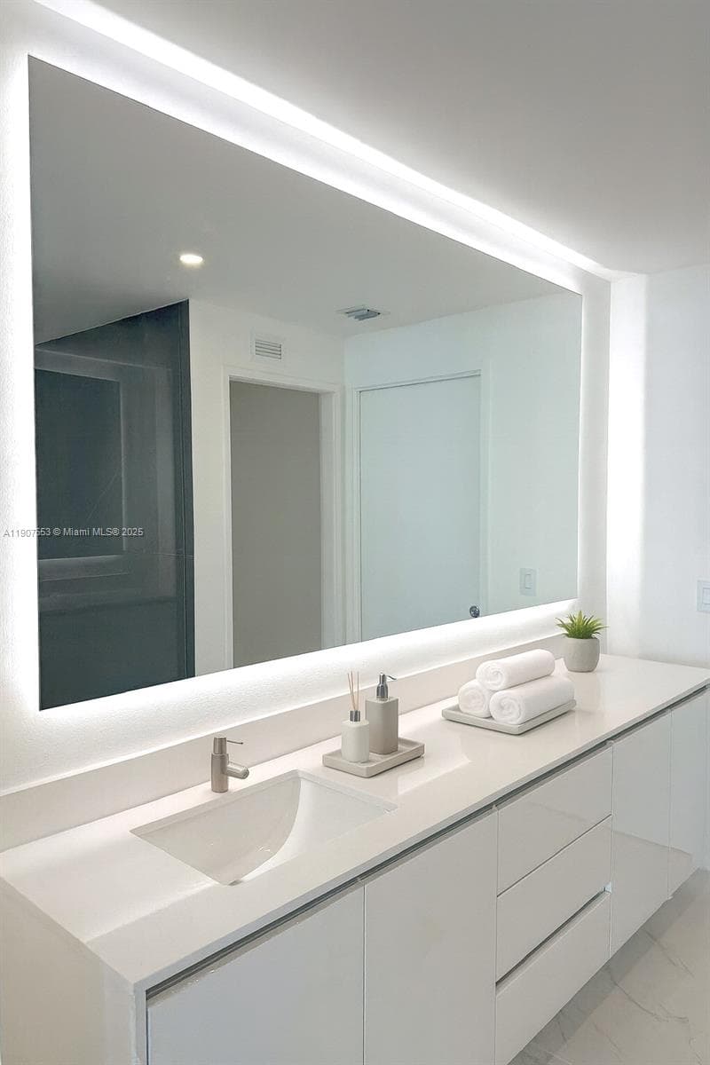 700 24 ST 3701 photo 12