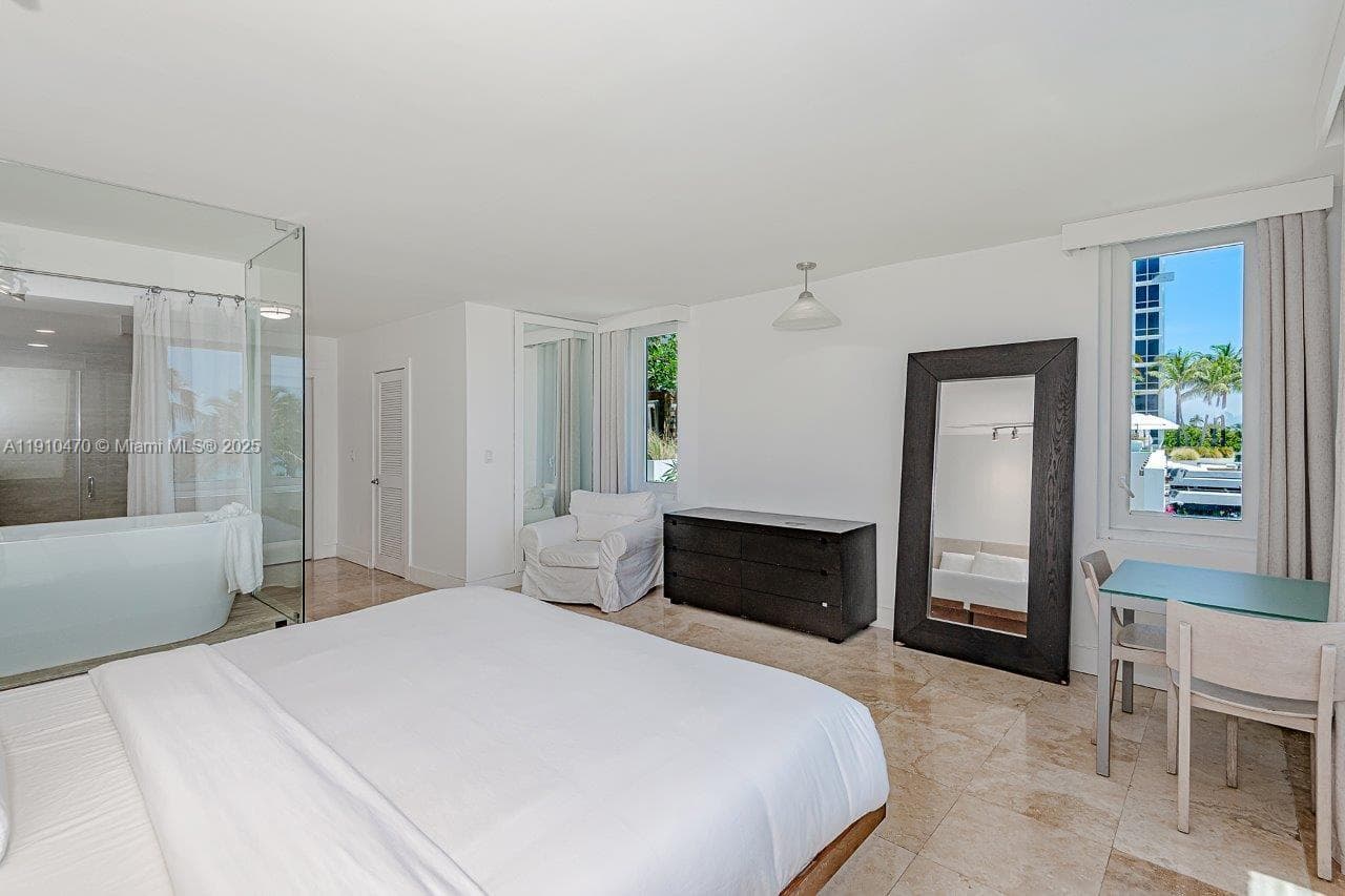 2301 Collins Ave 310 photo 17