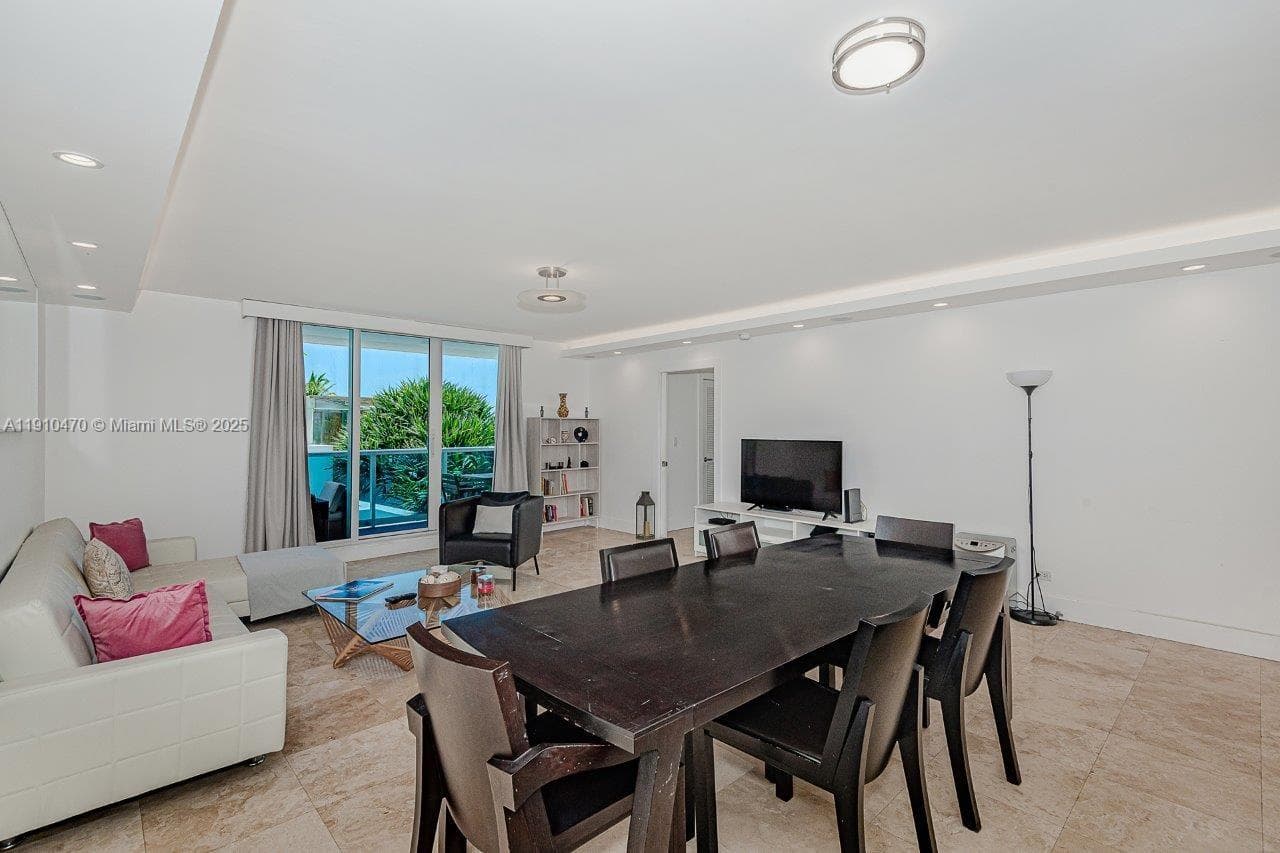 2301 Collins Ave 310 photo 3