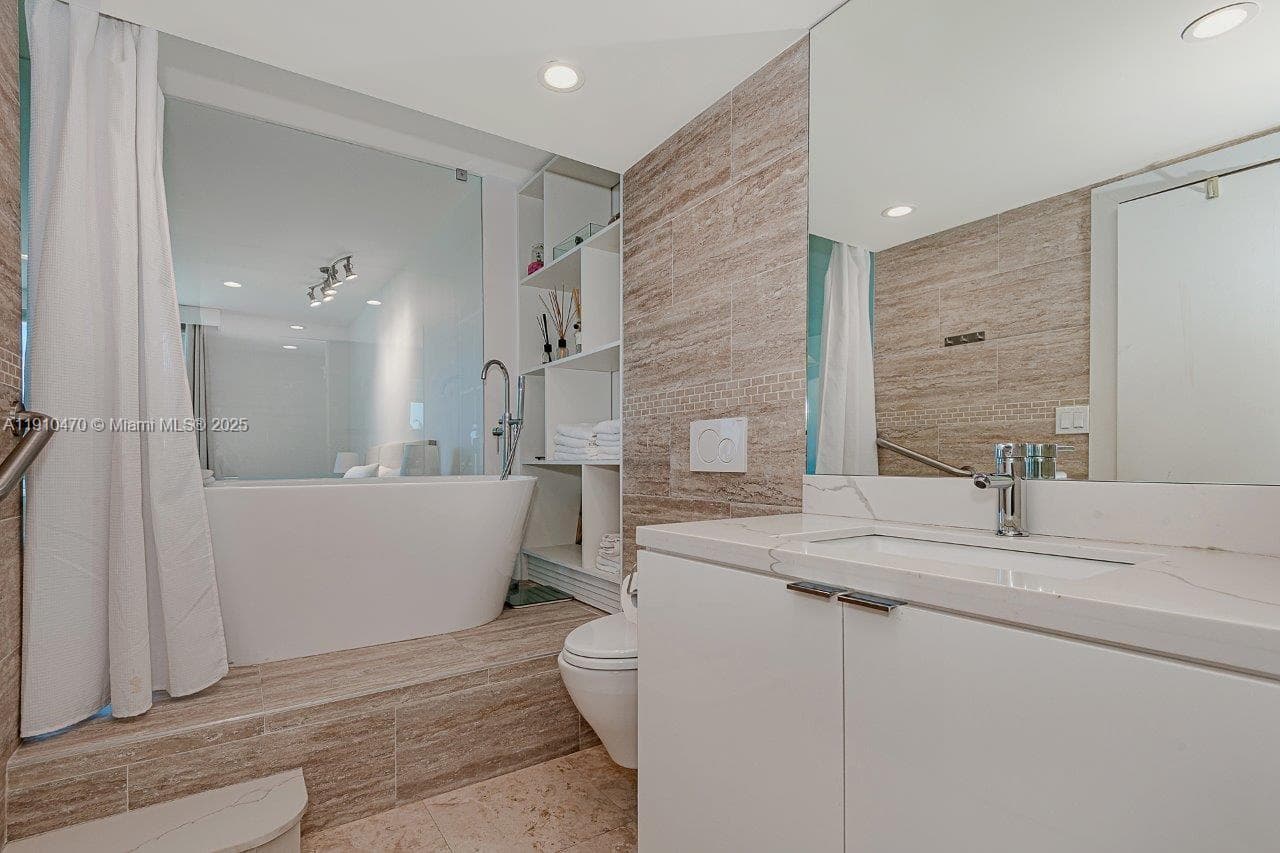 2301 Collins Ave 310 photo 20