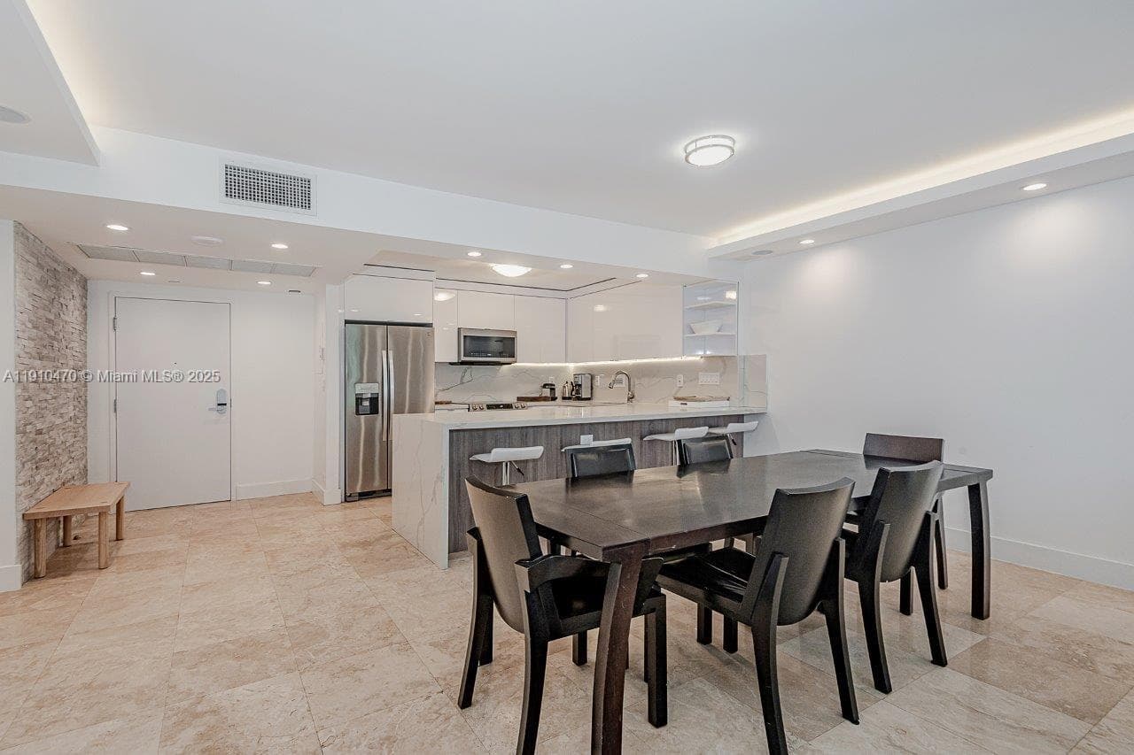 2301 Collins Ave 310 photo 9