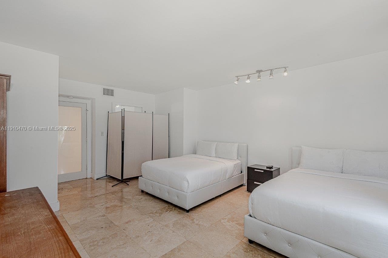 2301 Collins Ave 310 photo 24