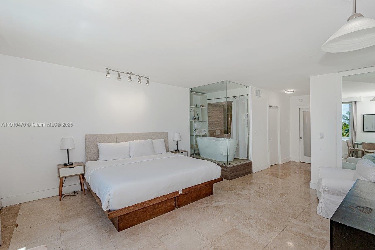 2301 Collins Ave 310 photo 18