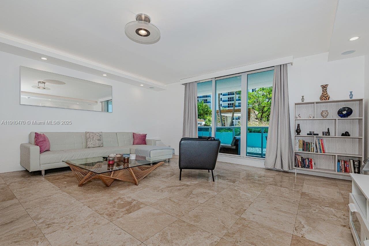 2301 Collins Ave 310 photo 4