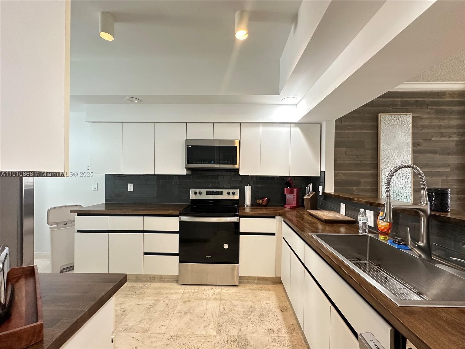 3900 Island Blvd B-303 photo 14