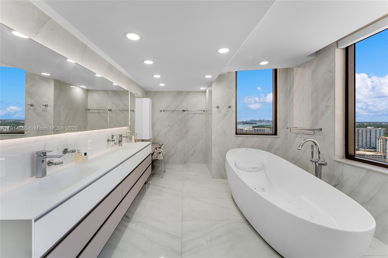 16275 Collins Ave UPH1 photo 20