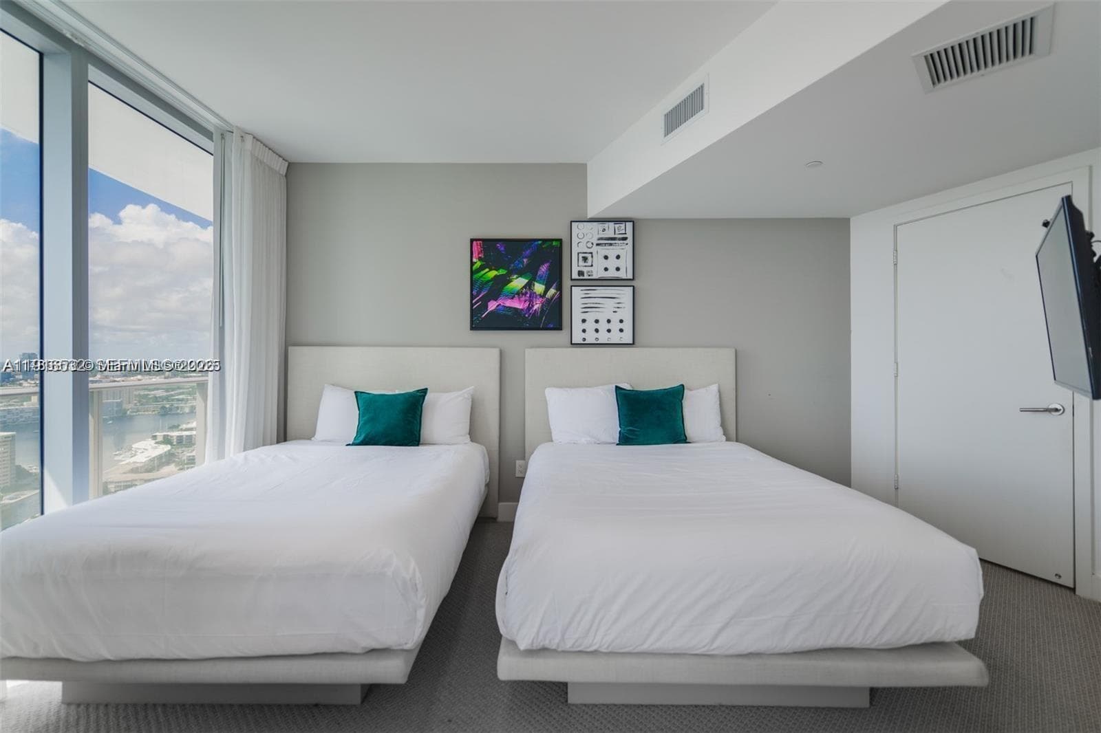 4111 Ocean Dr 2711 photo 8
