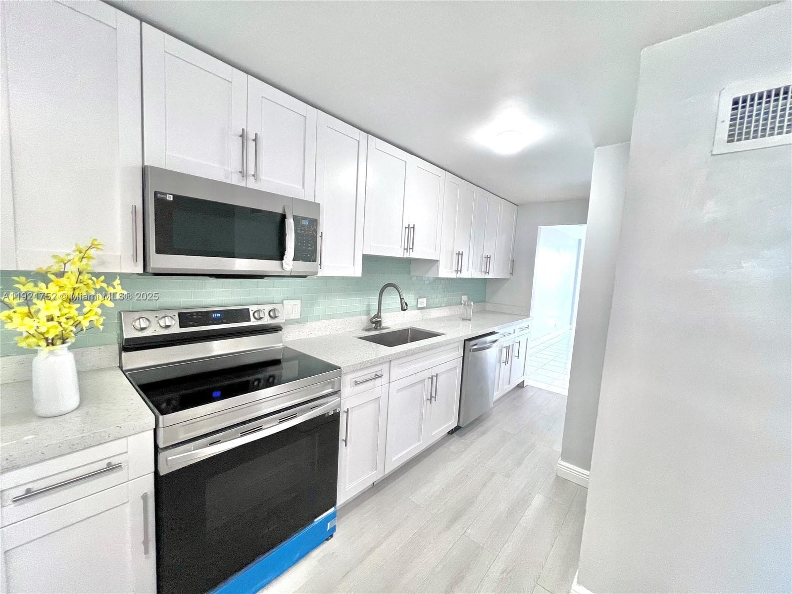 3660 NE 166th St 505 photo 6