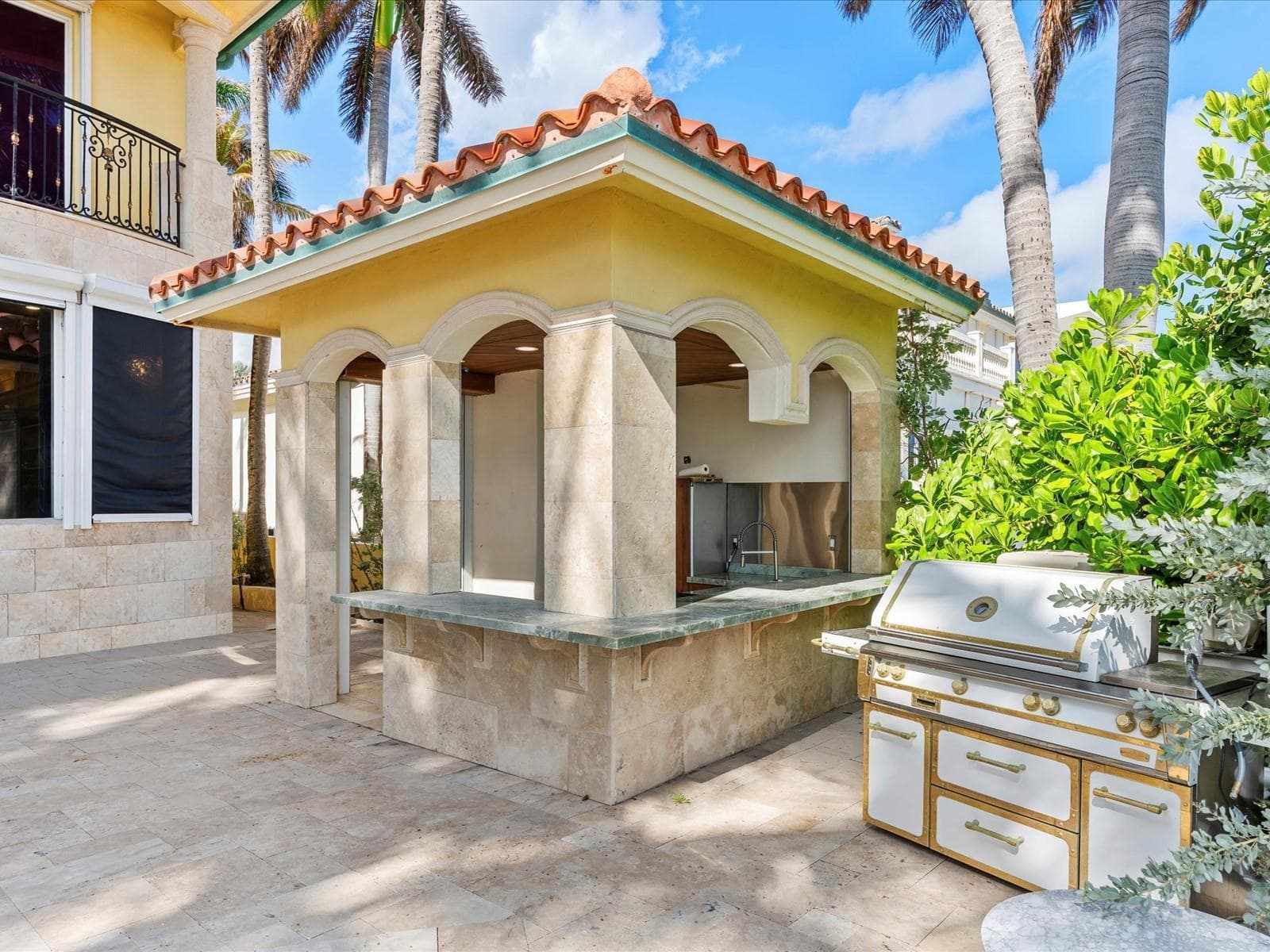 555 Ocean Boulevard photo 22