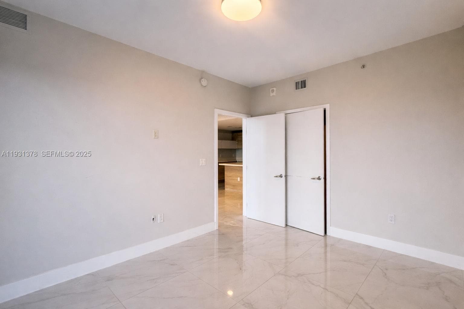 16385 Biscayne Blvd 1102 photo 13