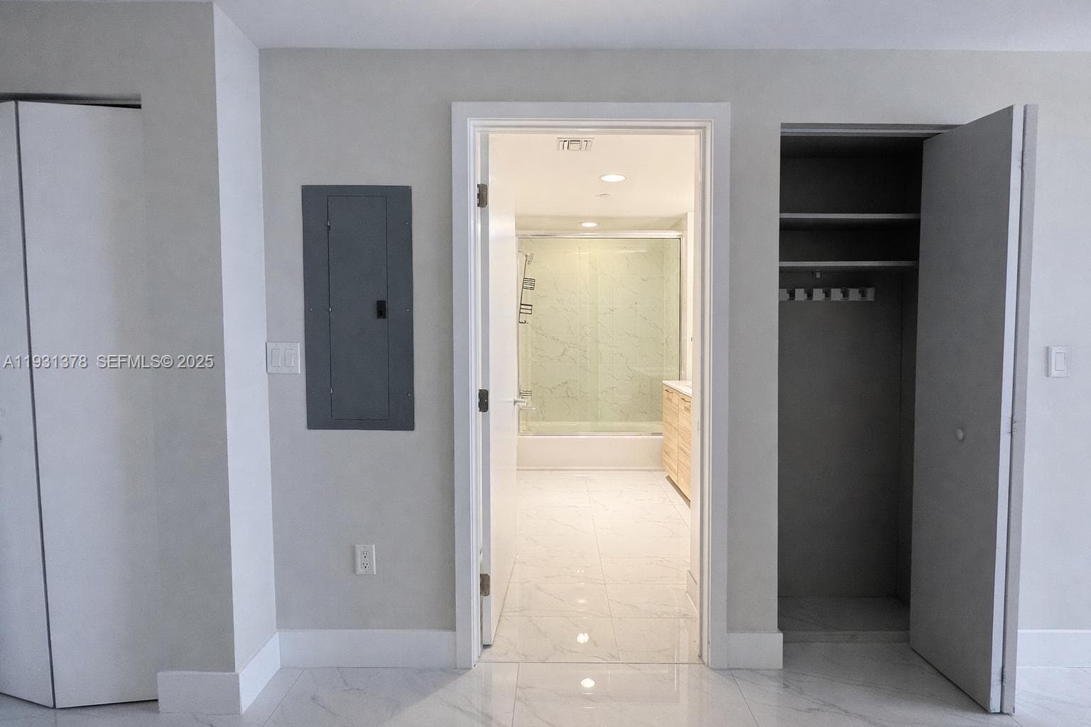 16385 Biscayne Blvd 1102 photo 22