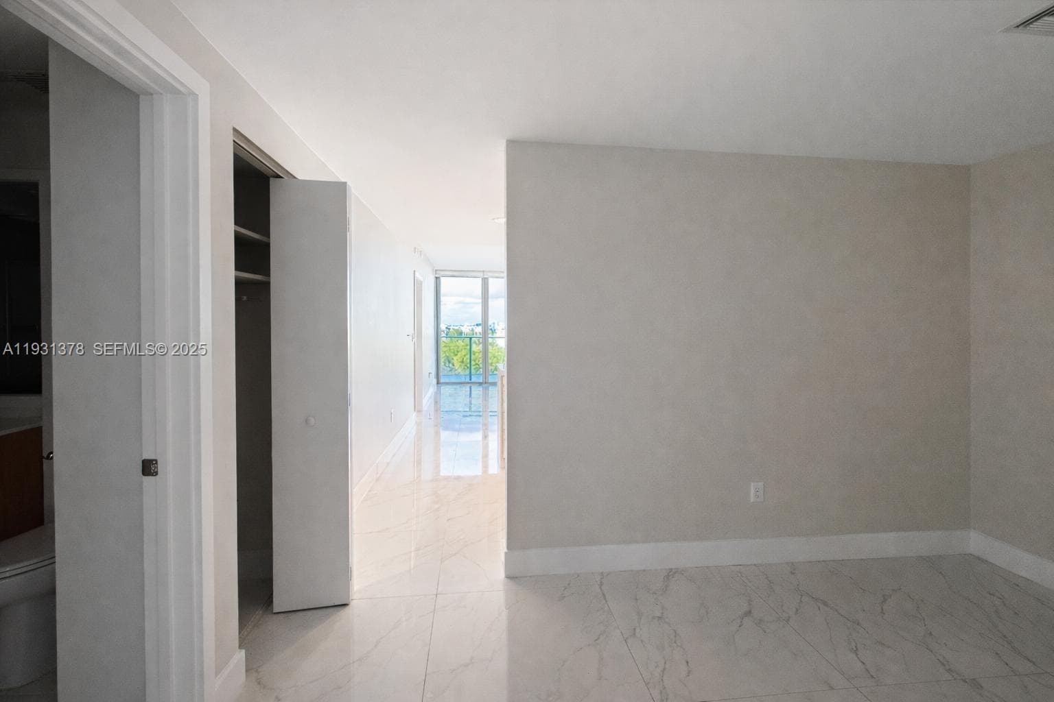 16385 Biscayne Blvd 1102 photo 20