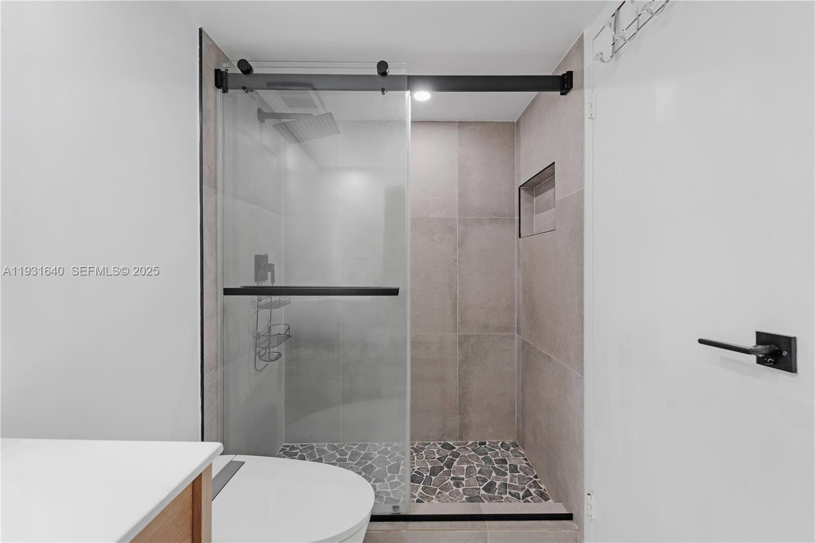 7601 E Treasure Dr 819 photo 13