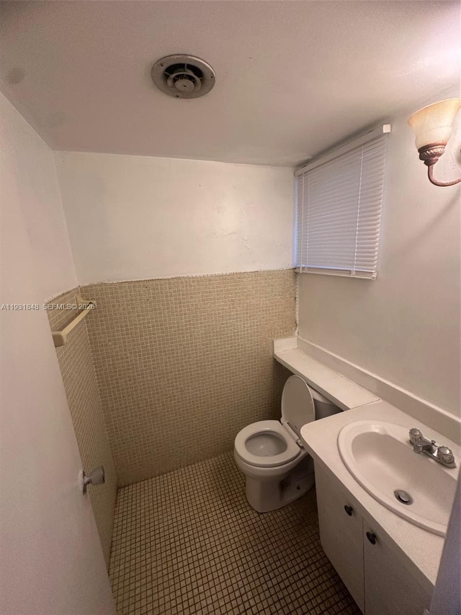 1530 NE 191st St 205 photo 2