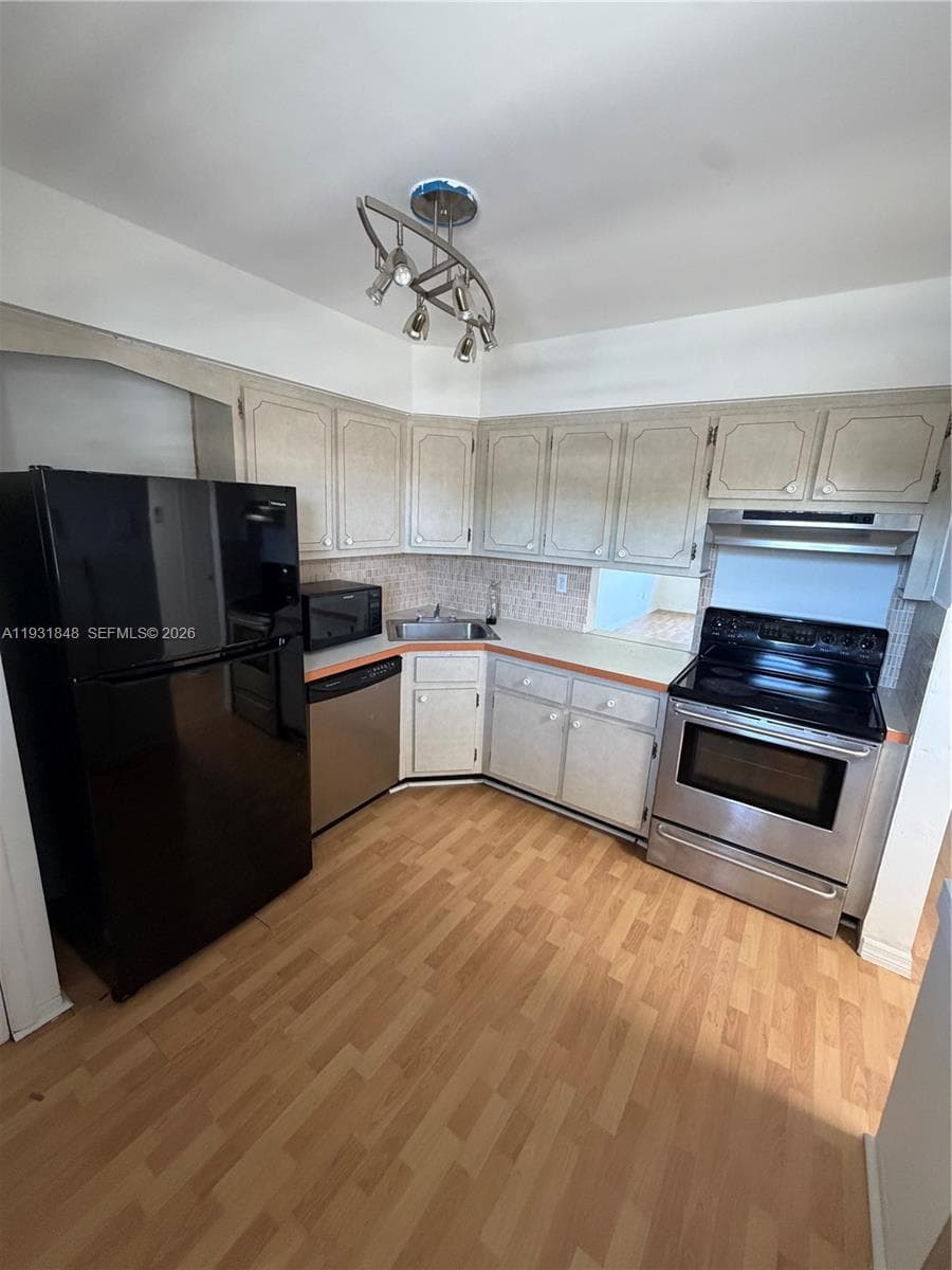 1530 NE 191st St 205 photo 10