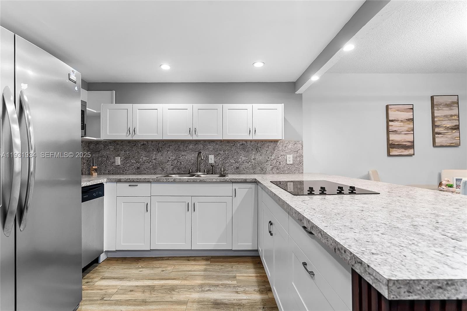 400 Leslie Dr 305 photo 2