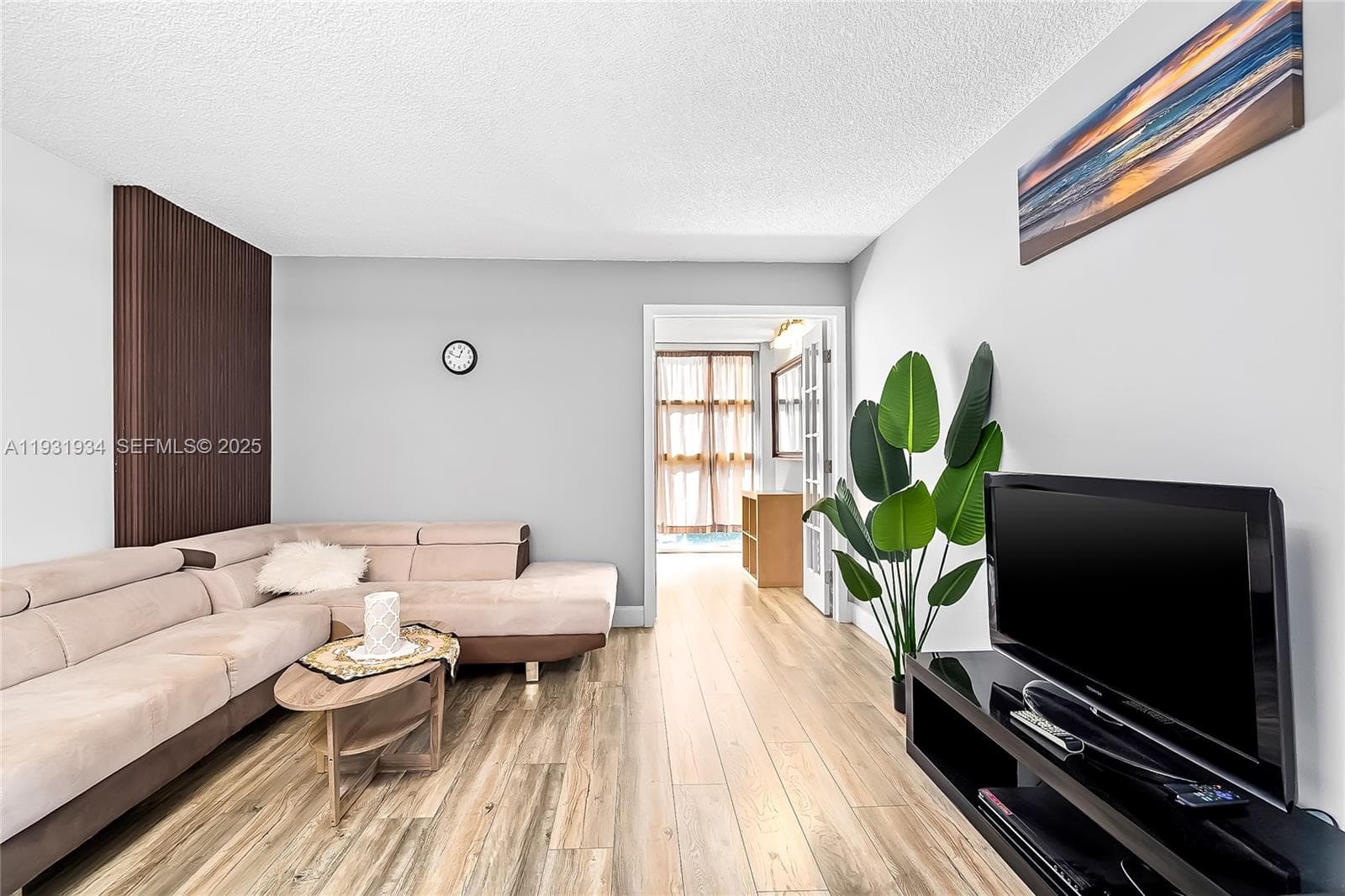 400 Leslie Dr 305 photo 7